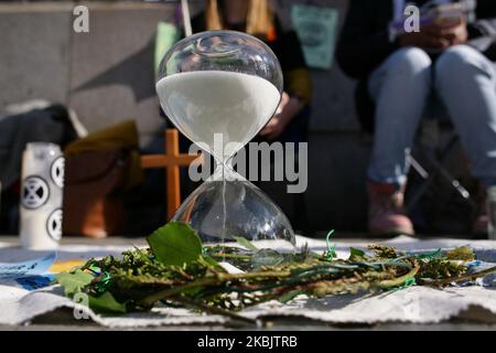 Les grains de sable passent par un sablier tandis que les membres du mouvement activiste du changement climatique extinction Rebellion poursuivent leur veillée de prière et de méditation multi-confessionnelles de 40 jours, qui se tient tout au long de la saison chrétienne de Carême, à l'extérieur des chambres du Parlement à Londres, en Angleterre, sur 11 mars 2020. (Photo de David Cliff/NurPhoto) Banque D'Images