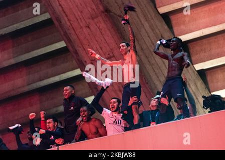 Ce mercredi, 11 mars 2020, au milieu de la crise sanitaire du coronavirus (Covid-19), a eu lieu à Paris la finale 8th du tronçon de retour de la Ligue des champions entre PSG et Dortmund. Alors que le match a été joué dans un parc des Princes derrière des portes fermées, environ 3000 fans se sont rassemblés autour du stade à l'appel du collectif Ultra Paris (CUP) pour soutenir les joueurs de l'extérieur, les joueurs qui ont accueilli les fans à la fin du match. (Photo de Samuel Boivin/NurPhoto) Banque D'Images