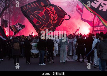 Ce mercredi, 11 mars 2020, au milieu de la crise sanitaire du coronavirus (Covid-19), a eu lieu à Paris la finale 8th du tronçon de retour de la Ligue des champions entre PSG et Dortmund. Alors que le match a été joué dans un parc des Princes derrière des portes fermées, environ 3000 fans se sont rassemblés autour du stade à l'appel du collectif Ultra Paris (CUP) pour soutenir les joueurs de l'extérieur, les joueurs qui ont accueilli les fans à la fin du match. (Photo de Samuel Boivin/NurPhoto) Banque D'Images