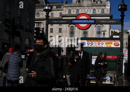 Un homme porte un masque de visage lorsqu'il sort de la station de métro Piccadilly Circus, Londres sur 12 mars 2020. Deux autres personnes sont mortes après avoir été séropositives pour le coronavirus, ce qui porte le nombre total de décès au Royaume-Uni à 10. (Photo par Alberto Pezzali/NurPhoto) Banque D'Images