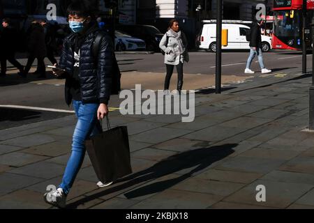 Un homme porte un masque de visage lorsqu'il sort de la station de métro Piccadilly Circus, Londres sur 12 mars 2020. Deux autres personnes sont mortes après avoir été séropositives pour le coronavirus, ce qui porte le nombre total de décès au Royaume-Uni à 10. (Photo par Alberto Pezzali/NurPhoto) Banque D'Images