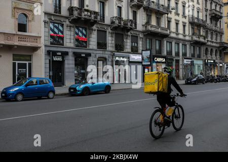 Vue générale sur le Corso Buenos Aires à Milan, 12 mars 2020. L'Italie a fermé tous les magasins sauf les pharmacies et les magasins d'alimentation dans une tentative désespérée de mettre fin à la propagation d'un coronavirus. (Photo par Mairo Cinquetti/NurPhoto) Banque D'Images