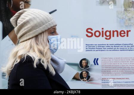 Une femme avec un masque protecteur contre le coronavirus marche en face de l'Institut Pasteur à Paris, en France, sur 12 mars 2020. (Photo de Mehdi Taamallah/NurPhoto) Banque D'Images