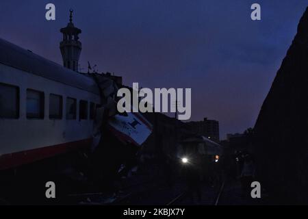 Deux trains s'écrasont dans le quartier de Rod El Farag avant Ramses, le train numéro 989 venait d'Assouan et le train numéro 991 venait de Sohag, le Caire, l'Egypte, 12 mars 2020. (Photo de Ziad Ahmed/NurPhoto) Banque D'Images