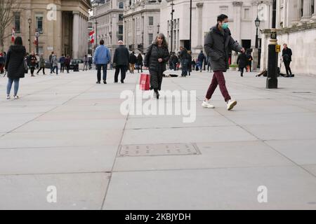 Un homme portant un masque de visage marche à travers une place Trafalgar plus calme que d'habitude à Londres, Angleterre, sur 13 mars 2020. Les rues et les places de Londres, généralement très fréquentées, ont été aujourd'hui subjurées de manière inhabituelle, car le coronavirus Covid-19 craint de plus en plus de bouleverser la vie quotidienne, ce qui a pour effet d'éloigner les gens des lieux de travail, des magasins et des transports en commun. (Photo de David Cliff/NurPhoto) Banque D'Images