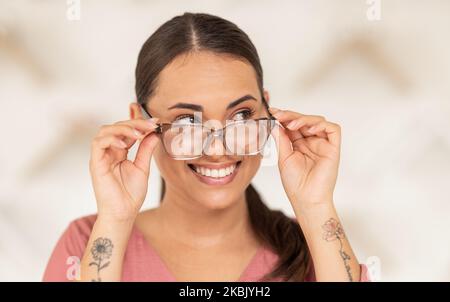 Lunettes, vision et pensée avec une femme client dans un magasin d'optométrie pour acheter des lentilles de prescription. Lunettes, idée et vente au détail avec une femme consommateur Banque D'Images