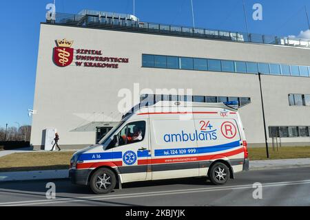 Une ambulance passe devant l'hôpital universitaire de Cracovie, l'un des 19 hôpitaux polonais qui sont en train d'être transformés en hôpitaux infectieux pour les patients atteints du coronavirus. Avec un total de 68 cas confirmés de coronavirus et un décès, la Pologne vient de déclarer l'état d'urgence épidémique et va fermer ses frontières à partir de samedi 14 mars à minuit. Le contrôle à toutes les frontières sera rétabli. Le PM polonais a également annoncé la fermeture des clubs, pubs, restaurants et casinos. Vendredi, 13 mars 2020, à Cracovie, en Pologne. (Photo par Artur Widak/NurPhoto) Banque D'Images