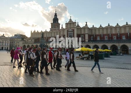 Les membres anglais d'une fête de cerf marchent sur une place vide du marché principal dans la vieille ville de Cracovie. Avec un total de 68 cas confirmés de coronavirus et un décès, la Pologne vient de déclarer l'état d'urgence épidémique et va fermer ses frontières à partir de samedi 14 mars à minuit. Le contrôle à toutes les frontières sera rétabli. Le PM polonais a également annoncé la fermeture des clubs, pubs, restaurants et casinos. Vendredi, 13 mars 2020, à Cracovie, en Pologne. (Photo par Artur Widak/NurPhoto) Banque D'Images