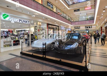 Voitures Porsche, 911 carrera 996 (noir) et 911 carrera 993 (argent) vues à l'exposition voitures Porsche dans le centre commercial Galeria Krakowska. Le samedi 12 mars 2020, à Cracovie, en Pologne, dans le petit pays de Voïvodeship, en Pologne. (Photo par Artur Widak/NurPhoto) Banque D'Images