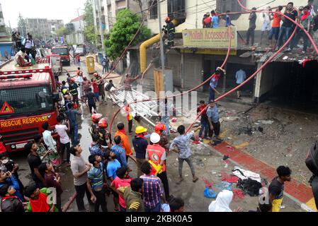 Les pompiers et les habitants de la région travaillent pour éteindre un incendie dans un bidonville de Jhutpatti à Mirpur à Dhaka, au Bangladesh, sur 14 mars 2020. Un incendie qui s'est déclaré cet après-midi dans le bidonville de Jhutpatti, dans la région de Mirpur-10, dans la capitale, a été contrôlé après environ trois heures d'efforts frénétiques des pompiers et des habitants. (Photo par Mamunur Rashid/NurPhoto) Banque D'Images