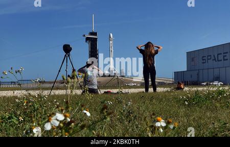 Une fusée SpaceX Falcon 9 transportant le sixième lot de satellites Starlink pour une constellation prévue de fournir un service Internet haut débit est prête pour le lancement demain au complexe de lancement spatial 39A sur 14 mars 2020 au Centre spatial Kennedy à Cape Canaveral, Floride, États-Unis. (Photo de Paul Hennessy/NurPhoto) Banque D'Images