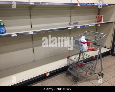Les tablettes vides qui contenaient du savon et des produits de nettoyage, tandis que les épiceries étaient remplies de grandes foules et de longues files d'attente. La dernière pointe de boîtiers COVID-19 a provoqué des achats de panique dans tout le pays sur 3 mars 2020, à Toronto, en Ontario, au Canada. Les Canadiens se sont précipités dans les épiceries et les marchés pour stocker des fournitures comme du papier hygiénique et des conserves. Dans de nombreux magasins tout au long de la soirée, les files d'attente ont non seulement empêché les gens de naviguer dans le magasin, mais elles se sont également enroulées autour des allées car les chariots surchargés ont étouffé chaque centimètre de place dans les magasins. L'Organisation mondiale de la santé a déclaré C Banque D'Images