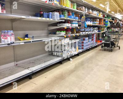 Les tablettes sont presque vides dans une épicerie de 13 mars 2020, à Toronto, en Ontario, au Canada. Les épiceries ont été remplies de grandes foules et de longues files d'attente, car la dernière pointe de nouveaux cas de coronavirus (COVID-19) a provoqué des achats de panique dans tout le pays. Les Canadiens se sont précipités dans les épiceries et les marchés pour stocker des fournitures comme du papier hygiénique et des conserves. Dans de nombreux magasins tout au long de la soirée, les files d'attente ont non seulement empêché les gens de naviguer dans le magasin, mais elles se sont également enroulées autour des allées car les chariots surchargés ont étouffé chaque centimètre de place dans les magasins. L'Organisation mondiale de la santé a le decla Banque D'Images