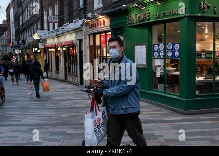 Les gens marchent dans les rues de Soho et de Chinatown en portant des masques, Londres sur 14 mars 2020. De nombreux Londoniens et touristes poursuivent leurs activités quotidiennes, tandis que les rassemblements de masse pourraient être interdits au Royaume-Uni dès le week-end prochain, alors que l'épidémie de coronavirus s'intensifiait. De nombreux pays d'Europe ont déjà introduit des interdictions de voyager strictes et des limites à la vie quotidienne de leurs citoyens tandis que les États-Unis ont suspendu les voyages en provenance des pays européens. (Photo par Alberto Pezzali/NurPhoto) Banque D'Images