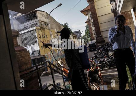 Désinfectant en aérosol pour travailleurs de la santé sur le marché traditionnel de Badung à Denpasar, Bali, Indonésie, sur 15 mars 2020. Le gouvernement local lance un mouvement de masse de désinfectant pulvérisé dans la zone publique autour de Bali pour arrêter la propagation du virus COVID-19 ou corona. L'Indonésie a déclaré la pandémie de COVID-19 comme catastrophe nationale et depuis 14 mars, au moins 96 cas positifs de COVID-19 se sont propagé dans les grandes villes comme Jakarta, Solo, Yogyakarta et Denpasar, Bali. Jusqu'à présent, 4 personnes sont mortes infectées et 8 personnes ont été récupérées. (Photo de Johannes Christo/NurPhoto) Banque D'Images