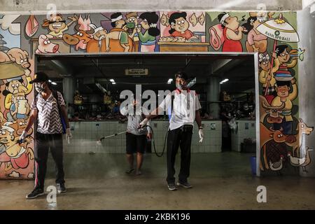 Les travailleurs de la santé portant un masque de protection et des gants vaporisent du désinfectant sur le marché traditionnel de Badung à Denpasar, Bali, Indonésie, sur 15 mars 2020. Le gouvernement local lance un mouvement de masse de désinfectant pulvérisé dans la zone publique autour de Bali pour arrêter la propagation du virus COVID-19 ou corona. L'Indonésie a déclaré la pandémie de COVID-19 comme catastrophe nationale et depuis 14 mars, au moins 96 cas positifs de COVID-19 se sont propagé dans les grandes villes comme Jakarta, Solo, Yogyakarta et Denpasar, Bali. Jusqu'à présent, 4 personnes sont mortes infectées et 8 personnes ont été récupérées. (Photo de Johannes Christo/NurPhoto) Banque D'Images