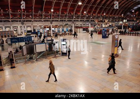 Les gens marchent à travers une gare de Paddington très calme à Londres, Angleterre, sur 14 mars 2020. Dans tout le pays, les craintes du coronavirus Covid-19 continuent de s'aggraver, avec 1 140 cas au Royaume-Uni confirmés et 21 décès. Le Premier ministre britannique Boris Johnson est entre-temps soumis à des pressions pour ne pas avoir suivi les autres pays en imposant de sévères restrictions comme la fermeture d'écoles ou, comme cela se produira en Espagne à partir de lundi, un confinement des personnes dans leurs foyers. (Photo de David Cliff/NurPhoto) Banque D'Images