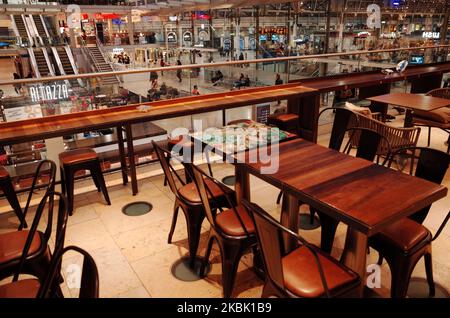 Des chaises et des tables vides s'assoient à l'extérieur d'un café dans la salle d'attente d'une gare de Paddington très calme à Londres, en Angleterre, sur 14 mars 2020. Dans tout le pays, les craintes du coronavirus Covid-19 continuent de s'aggraver, avec 1 140 cas au Royaume-Uni confirmés et 21 décès. Le Premier ministre britannique Boris Johnson est entre-temps soumis à des pressions pour ne pas avoir suivi les autres pays en imposant de sévères restrictions comme la fermeture d'écoles ou, comme cela se produira en Espagne à partir de lundi, un confinement des personnes dans leurs foyers. (Photo de David Cliff/NurPhoto) Banque D'Images