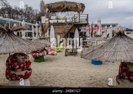 Un café fermé est vu le long de la plage centrale de Varna, Bulgarie, le gouvernement bulgare a annoncé l'état d'urgence régime pour un mois. Le gouvernement bulgare a ordonné de suspendre les travaux pendant un mois autour de la Bulgarie des galeries, restaurants, cafés, boîtes de nuit, concerts et la collecte de masse de personnes à l'intérieur pour empêcher la propagation de COVID-19. Au cours du mois suivant, seules les institutions gouvernementales, les pharmacies et les magasins d'alimentation travailleront. Samedi soir, le ministère de la Santé a confirmé 41 cas de coronavirus en Bulgarie, avec au moins deux décès enregistrés, Varna, BU Banque D'Images