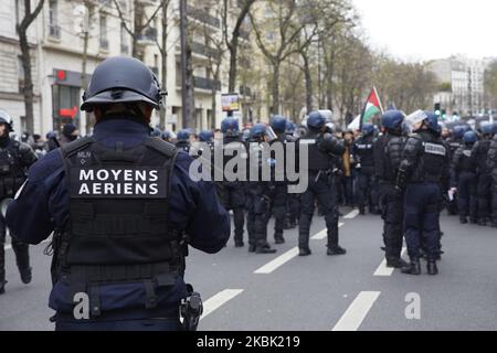 Des affrontements entre la police et des manifestants du bloc noir ont éclaté à Paris (France) sur 14 mars 2020 lors de l'acte 70 (national) des gilets jaunes. La police a utilisé des gaz lacrymogènes pour disperser les émeutiers. (Photo par Adnan Farzat/NurPhoto) Banque D'Images