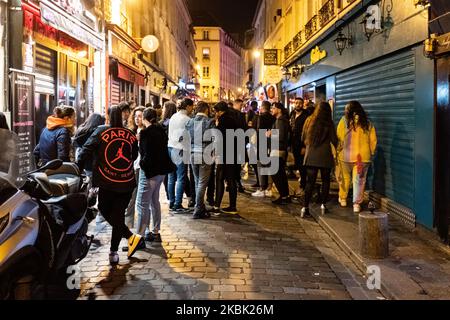 Les gens terminent leur soirée dans la rue de Lappe après la fermeture des bars à minuit samedi, 14 mars 2020, après le discours du Premier ministre Edouard Philippe annonçant la fermeture à minuit et jusqu'à nouvel ordre de toutes les entreprises non essentielles, y compris les bars et restaurants dans toute la France, à minuit Sharp, Les bars parisiens ont fermé et les clients ont terminé leur soirée dans la rue. (Photo de Samuel Boivin/NurPhoto) Banque D'Images