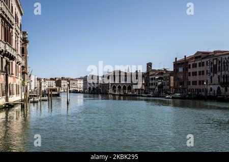 Une vue vide sur le Grand Canal à Venise, en raison de l'urgence du coronavirus la plupart des canaux sont sans circulation à Venise, Italie sur 15 mars 2020 pendant l'urgence du coronavirus. La plupart des rues autour de la ville sont vides et très peu de gens dans les rues, sortir juste pour acheter de la nourriture au supermarché ou prendre leurs chiens pour une promenade. (Photo de Giacomo Cosua/NurPhoto) Banque D'Images