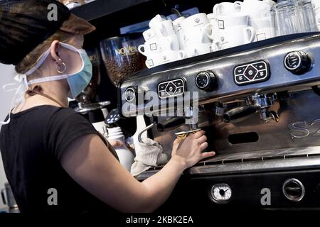 Les travailleurs de la boulangerie travaillent avec un masque de santé le premier jour de l'application officielle de l'état d'alerte pendant la crise du coronavirus à Barcelone, Catalogne, Espagne, sur 15 mars 2020. (Photo de Miquel Llop/NurPhoto) Banque D'Images