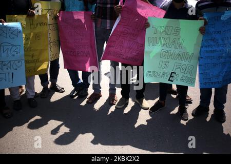 Les étudiants de l'université de Dhaka mettent en scène une chaîne humaine à côté de Raju Memorial Sculpture car ils exigent de fermer temporairement leur campus pour prévenir l'épidémie de virus corona à Dhaka, au Bangladesh, le dimanche 15 mars 2020. (Photo de Syed Mahamudur Rahman/NurPhoto) Banque D'Images