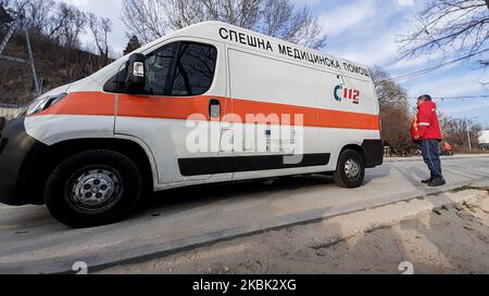 L'ambulance est vue sur la plage centrale de Varna, Bulgarie. Les autorités bulgares ont ordonné de suspendre les travaux pendant un mois autour de la Bulgarie des galeries, restaurants, cafés, boîtes de nuit, concerts et la collecte de masse de personnes à l'intérieur pour empêcher la propagation de COVID-19. Au cours du mois suivant, seules les institutions gouvernementales, les pharmacies et les magasins d'alimentation travailleront. Samedi soir, le ministère de la Santé a confirmé 51 cas de coronavirus en Bulgarie, avec au moins deux décès enregistrés, Varna, Bulgarie sur 15 mars 2020 (photo de Hristo Rusev/NurPhoto) Banque D'Images