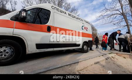 L'ambulance est vue sur la plage centrale de Varna, Bulgarie. Les autorités bulgares ont ordonné de suspendre les travaux pendant un mois autour de la Bulgarie des galeries, restaurants, cafés, boîtes de nuit, concerts et la collecte de masse de personnes à l'intérieur pour empêcher la propagation de COVID-19. Au cours du mois suivant, seules les institutions gouvernementales, les pharmacies et les magasins d'alimentation travailleront. Samedi soir, le ministère de la Santé a confirmé 51 cas de coronavirus en Bulgarie, avec au moins deux décès enregistrés, Varna, Bulgarie sur 15 mars 2020 (photo de Hristo Rusev/NurPhoto) Banque D'Images