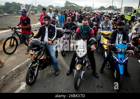 Les automobilistes qui tentent de traverser une frontière à Quezon City, aux Philippines, s'accumulent dans un point de contrôle sur 16 mars 2020. La région métropolitaine de Manille est mise en quarantaine depuis dimanche, à 16 mars, afin de freiner la propagation de la COVID-19. Des policiers et des soldats de l'armée surveillent l'entrée et la sortie de la région de la capitale.(photo de Lisa Marie David/NurPhoto) Banque D'Images