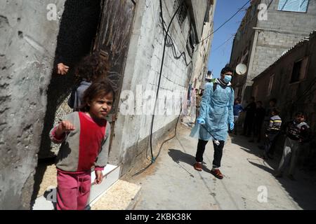 Des volontaires palestiniens pulvérisent du désinfectant dans une rue du camp de réfugiés d'al-Shati, dans la ville de Gaza, à 16 mars 2020, au cours d'une campagne du Hamas pour enrayer une nouvelle épidémie de coronavirus. - Le mouvement islamiste Hamas, qui gouverne la bande de Gaza assiégée, a pris la mesure inhabituelle de fermer ses frontières avec Israël et l'Égypte par mesure de précaution contre le virus. Jusqu'à présent, il n'y a aucun cas de COVID-19 documenté dans l'enclave. (Photo de Majdi Fathi/NurPhoto) Banque D'Images