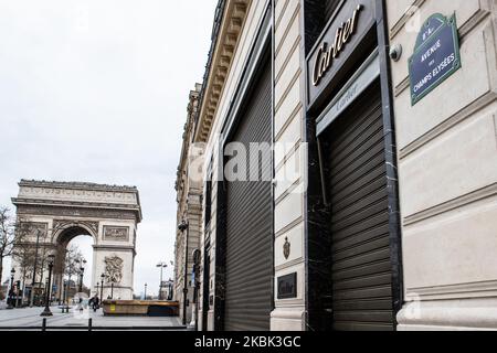 Magasins fermés sur l'avenue des champs-Élysées sur 16 mars 2020 à Paris, France. La France attend l'intervention de leur président Emmanuel Macron ce soir au sujet d'un confinement, d'une enfermement, d'un confinement possible de la population française contre la propagation du coronavirus (COVID-19). Ce matin à Paris, les rues étaient presque vides, le magasin fermé, comme les galeries Lafayette, Cartier, sur l'avenue des champs Elysées, et les restaurants, comme le restaurant Fouquet. (Photo de Jerome Gilles/NurPhoto) Banque D'Images