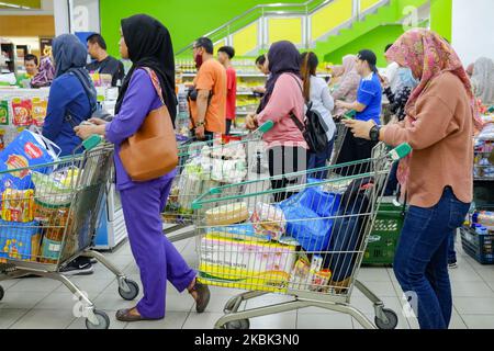 Les acheteurs malaisiens achètent les choses nécessaires à la fois de la nourriture et des ustensiles dans une épicerie à Bangi, le 16 mars 2020. Les gens craignent de plus en plus qu'une possible politique de confinement à travers la Malaisie soit mise en place, en raison de la propagation continue de la maladie de COVID-19, après que le nombre de personnes infectées a augmenté à 553. (Photo par Aizuddin Saad/NurPhoto) Banque D'Images