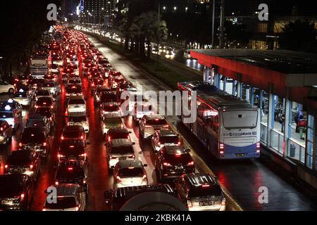 Une forte congestion se produit pendant les heures de pointe tandis que l'arrêt de bus TransJakarta semble vide à Jakarta lundi, 16 mars 2020. La congestion est le résultat de la politique de transport public de limite émise par le gouverneur de Jakarta afin de réduire le risque de transmission du coronavirus (COVID-19) dans les zones publiques. (Photo par Aditya Irawan/NurPhoto) Banque D'Images