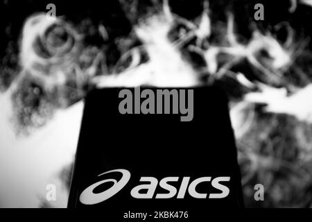 Sur cette photo l illustration logo ASICS est vu affich e sur un