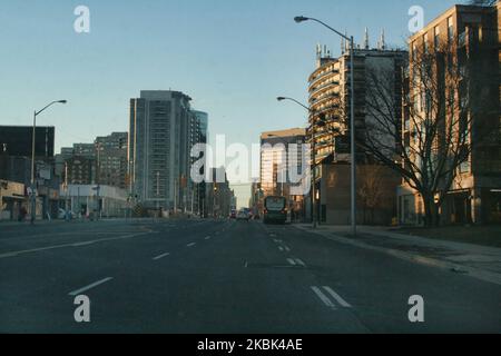 La rue Yonge a été presque vide pendant l'heure de pointe du lundi matin en raison du nouveau coronavirus (COVID-19) à Toronto, Ontario, Canada, sur 16 mars 2020. Les Canadiens ont été invités à travailler de leur domicile et de nombreux bureaux et entreprises ont fermé et fermé temporairement les employés en congé jusqu'à nouvel ordre dans une tentative de retarder ou d'empêcher la diffusion communautaire de COVID-19. Le Canada a annoncé aujourd'hui qu'il ferme ses frontières à la plupart des étrangers afin de ralentir la propagation de la COVID-19. (Photo de Creative Touch Imaging Ltd./NurPhoto) Banque D'Images