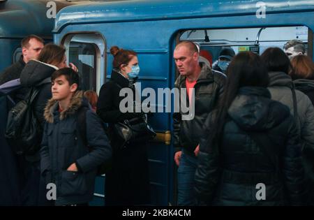 Les gens partent et entrent dans le wagon de métro à Kiev, Ukraine, 16 mars 2020. Deux cas de coronavirus Covid-19 ont été diagnostiqués dans la capitale ukrainienne. (Photo par Sergii Kharchenko/NurPhoto) Banque D'Images