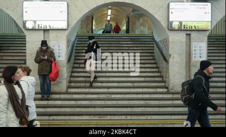 De rares personnes marchent à la station de métro à Kiev, Ukraine, 16 mars 2020. Deux cas de coronavirus Covid-19 ont été diagnostiqués dans la capitale ukrainienne. (Photo par Sergii Kharchenko/NurPhoto) Banque D'Images