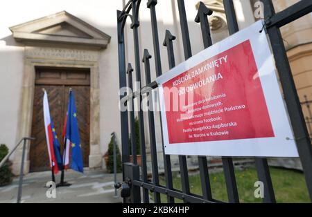 Un panneau « l'église est fermée jusqu'à nouvel ordre » à l'entrée de l'église évangélique-Augsbourg de Saint-Martin, dans la vieille ville de Cracovie. Avec un total de 177 cas confirmés de coronavirus et plus de 800 cas hospitalisés, le pays met ses citoyens en « confinement ». Lundi, 16 mars 2020, à Cracovie, en Pologne. (Photo par Artur Widak/NurPhoto) Banque D'Images