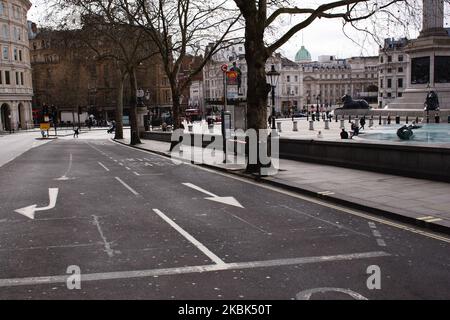 Une place Trafalgar presque déserte est vue à Londres, en Angleterre, sur 17 mars 2020. Les rues et les places de Londres étaient nettement plus calmes aujourd'hui qu'il y a 24 heures, bien qu'elles ne soient pas désertes. Le vidage suit les nouvelles directives émises hier pour éviter tous les contacts sociaux non essentiels et éviter des endroits tels que les restaurants et les pubs pour aider à endiguer la marée des cas de coronavirus Covid-19. Mais le gouvernement britannique n'a pas suivi jusqu'à présent la voie empruntée par certains autres pays pour exiger que tout le monde reste chez lui. (Photo de David Cliff/NurPhoto) Banque D'Images