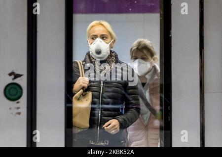 Les usagers du métro de Barcelone portent des masques sanitaires pendant la crise du coronavirus Covid-19 à Barcelone, sur 17 mars 2020 (photo de Miquel Llop/NurPhoto) Banque D'Images