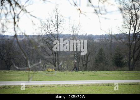 Les gens marchent pendant une journée ensoleillée à Stuttgart, en Allemagne, sur 17 mars 2020 après que plusieurs nouveaux cas avec le Covid-19 ont été retournés sur le pays du Bade-Wurtemberg (photo d'Agron Beqiri/NurPhoto) Banque D'Images