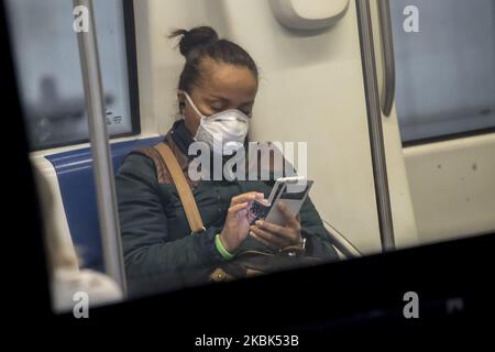 Les usagers du métro de Barcelone portent des masques sanitaires pendant la crise du coronavirus Covid-19 à Barcelone, sur 17 mars 2020 (photo de Miquel Llop/NurPhoto) Banque D'Images