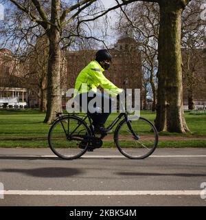 Un cycliste portant un masque traverse un Hyde Park presque déserté à Londres, en Angleterre, sur 17 mars 2020. Les rues et les places de Londres étaient nettement plus calmes aujourd'hui qu'il y a 24 heures, bien qu'elles ne soient pas désertes. Le vidage suit les nouvelles directives émises hier pour éviter tous les contacts sociaux non essentiels et éviter des endroits tels que les restaurants et les pubs pour aider à endiguer la marée des cas de coronavirus Covid-19. Mais le gouvernement britannique n'a pas suivi jusqu'à présent la voie empruntée par certains autres pays pour exiger que tout le monde reste chez lui. (Photo de David Cliff/NurPhoto) Banque D'Images