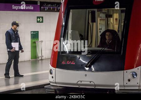 Les usagers du métro de Barcelone portent des masques sanitaires pendant la crise du coronavirus Covid-19 à Barcelone, sur 17 mars 2020 (photo de Miquel Llop/NurPhoto) Banque D'Images