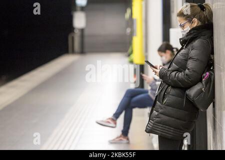 Les usagers du métro de Barcelone portent des masques sanitaires pendant la crise du coronavirus Covid-19 à Barcelone, sur 17 mars 2020 (photo de Miquel Llop/NurPhoto) Banque D'Images