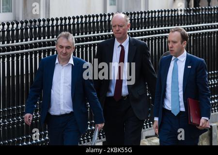 Le Professeur Chris Whitty, conseiller médical en chef du gouvernement (C) et secrétaire d’État à la Santé et aux soins sociaux Matt Hancock (R) arrivent à Downing Street dans le centre de Londres, avant une réunion du Cabinet le 17 mars 2020 à Londres, en Angleterre. (Photo de Wiktor Szymanowicz/NurPhoto) Banque D'Images