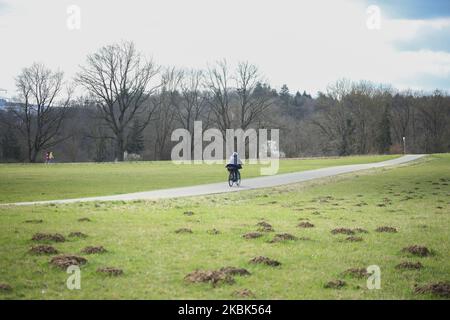 Les gens marchent pendant une journée ensoleillée à Stuttgart, en Allemagne, sur 17 mars 2020 après que plusieurs nouveaux cas avec le Covid-19 ont été retournés sur le pays du Bade-Wurtemberg (photo d'Agron Beqiri/NurPhoto) Banque D'Images