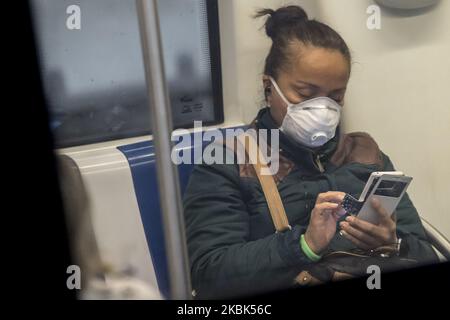 Les usagers du métro de Barcelone portent des masques sanitaires pendant la crise du coronavirus Covid-19 à Barcelone, sur 17 mars 2020 (photo de Miquel Llop/NurPhoto) Banque D'Images